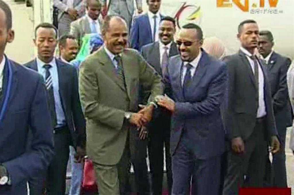 Abiy Ahmed (a destra) durante i colloqui con il leader eritreo Isaias Afwerki