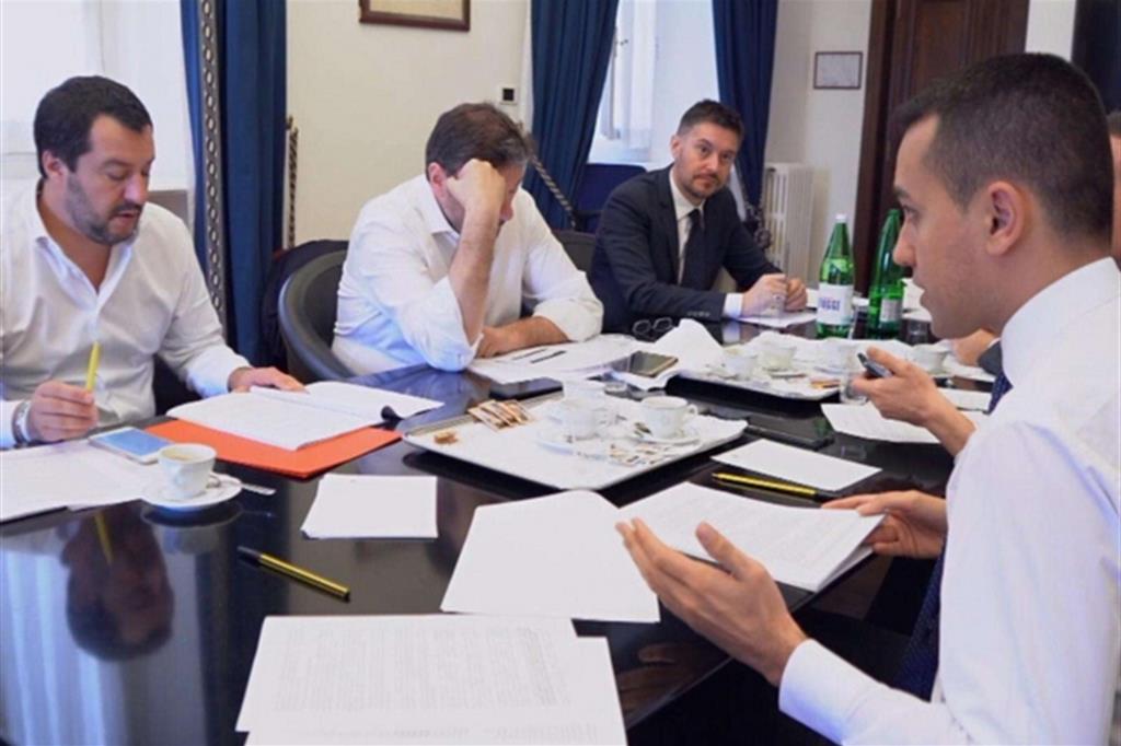 Rush finale. Salvini e Di Maio al tavolo delle trattative (Ansa)