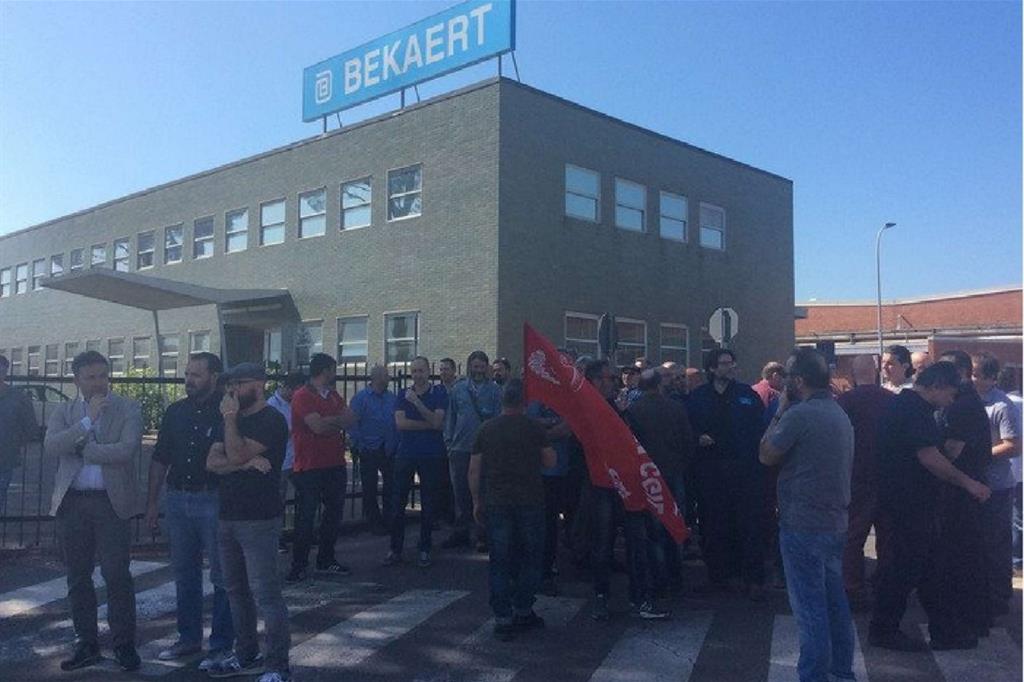 I dipendenti di Bekaert a una manifestazione del 19 giugno (foto da Twitter)