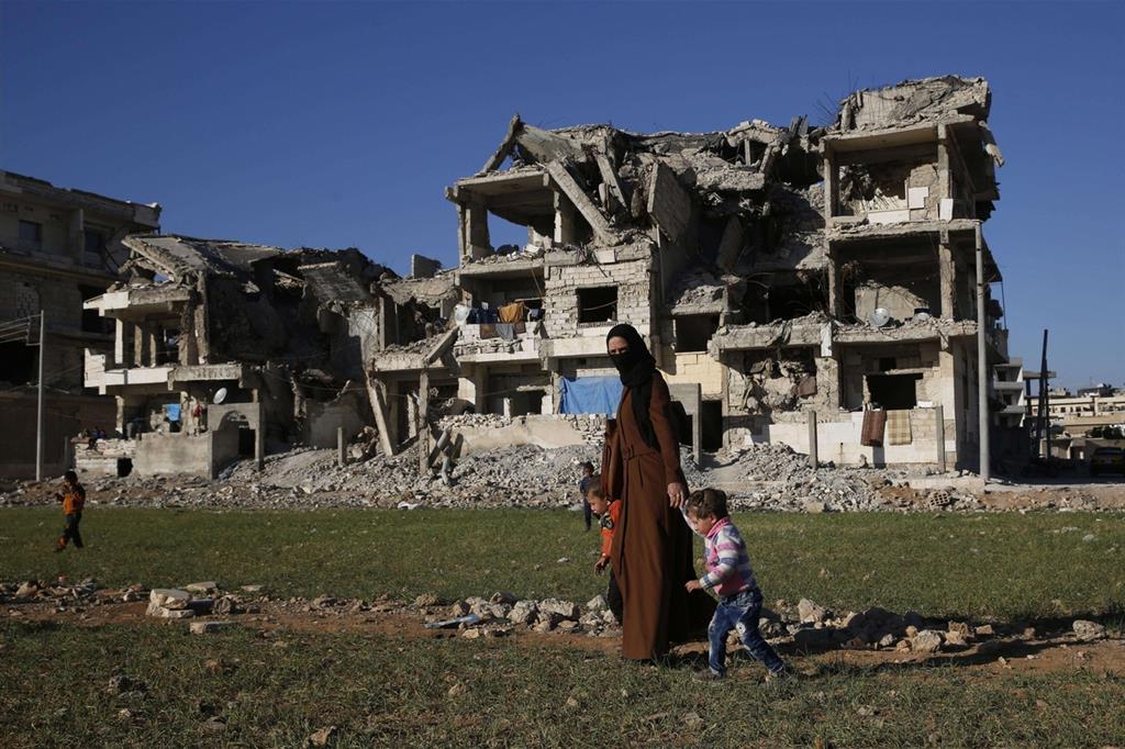 Edifici distrutti a Manbij, in una foto del marzo 2018 (Ansa)