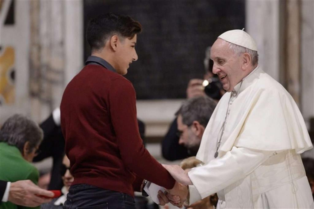 Il saluto di papa Francesco al giovane profugo siriano accolto dalla Comunità di Sant'Egidio
