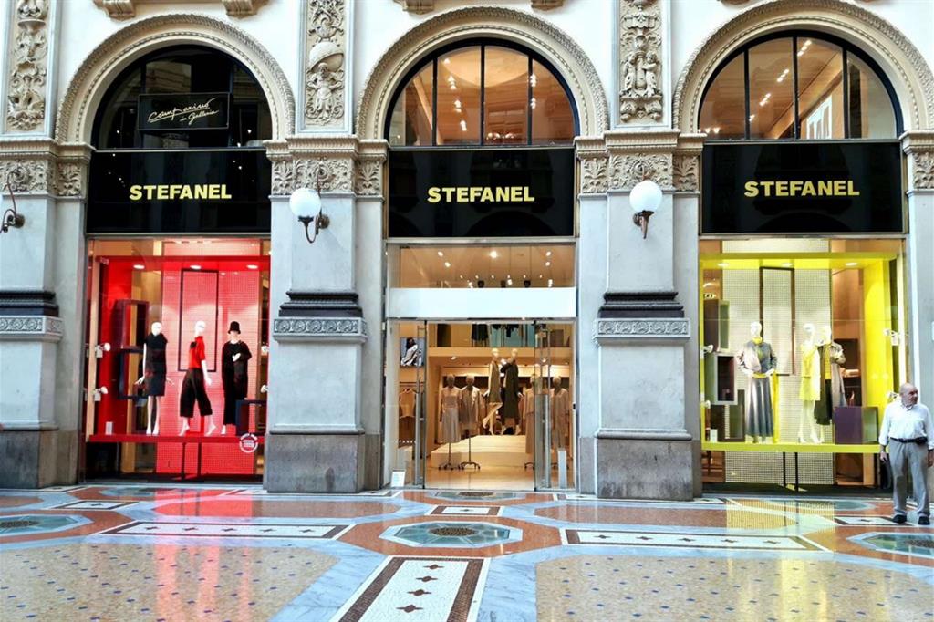 La vetrina del negozio Stefanel in Galleria, a Milano