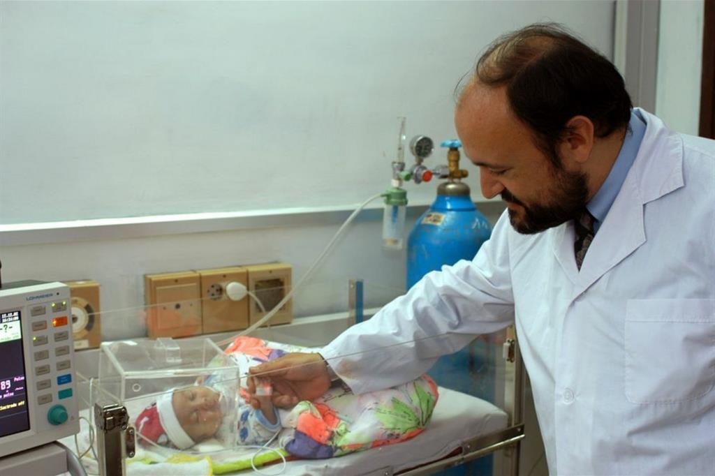 Carlo Urbani assiste un bambino nato prematuro