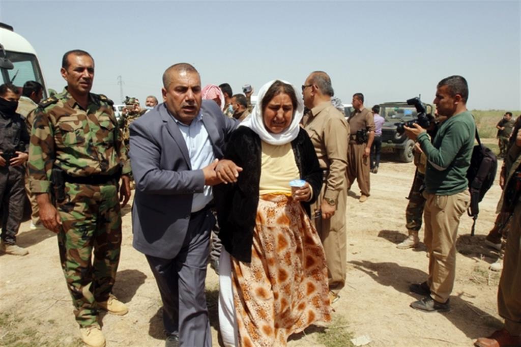 Yezidi rapiti e poi rilasciati dal Daesh, vicino a Kirkuk, nell'aprile 2015 (Ansa)