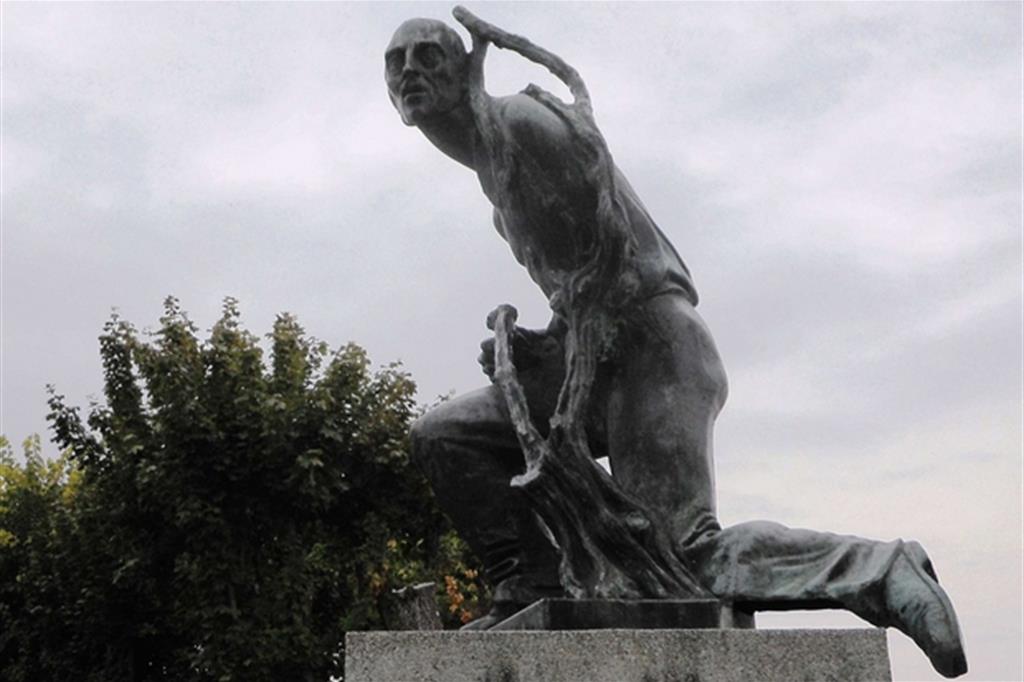Ignoti hanno trafugato la Statua del Vignaiolo a La Morra
