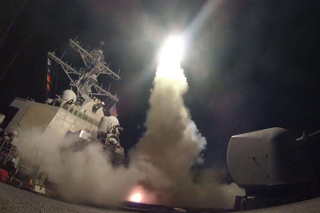 Il lancio di un missile Tomahawk da una nave da guerra americana (Ansa)