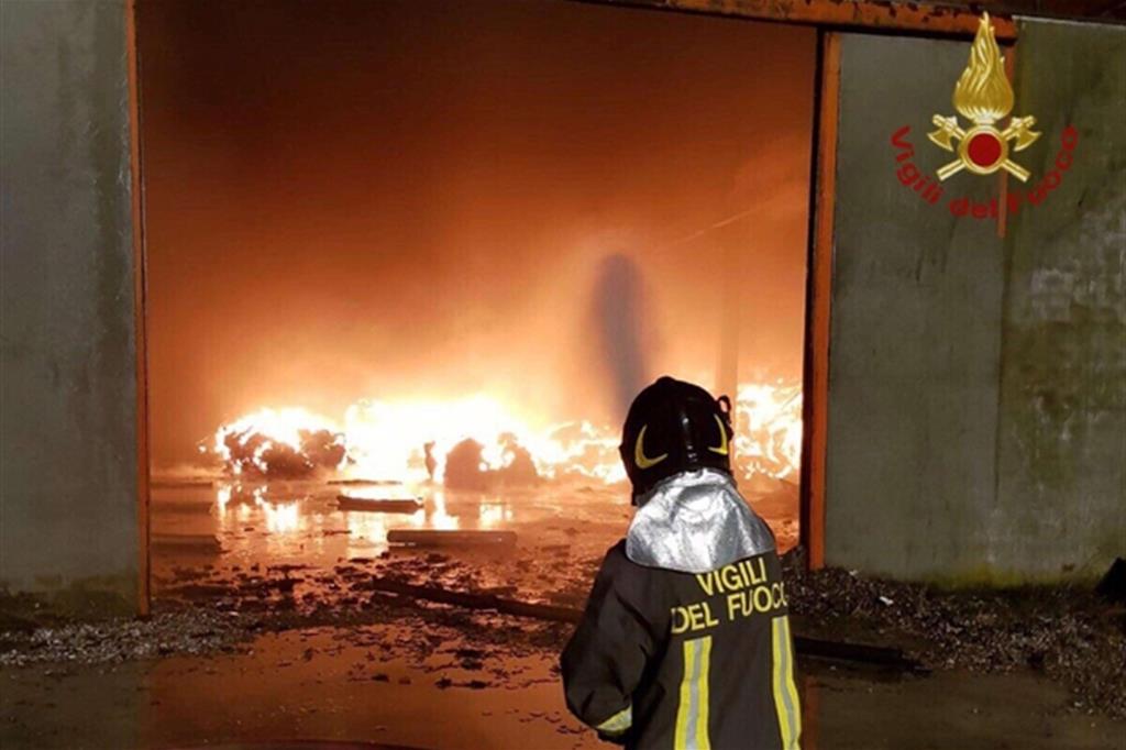 Vigili del fuoco al lavoro per spegnere l'incendio scoppiato in un capannone a Corteolona (Pavia),