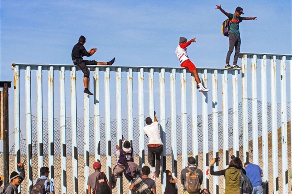 Alcuni tra i profughi giunti a Tijuana hanno tentato di scalare la barriera tra Messico e Stati Uniti (Ansa)