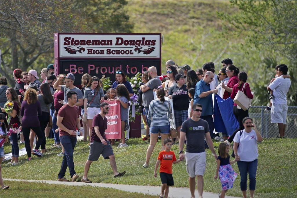 Studenti e familiari davanti al liceo teatro dell'ultima strage in Florida (Ansa)