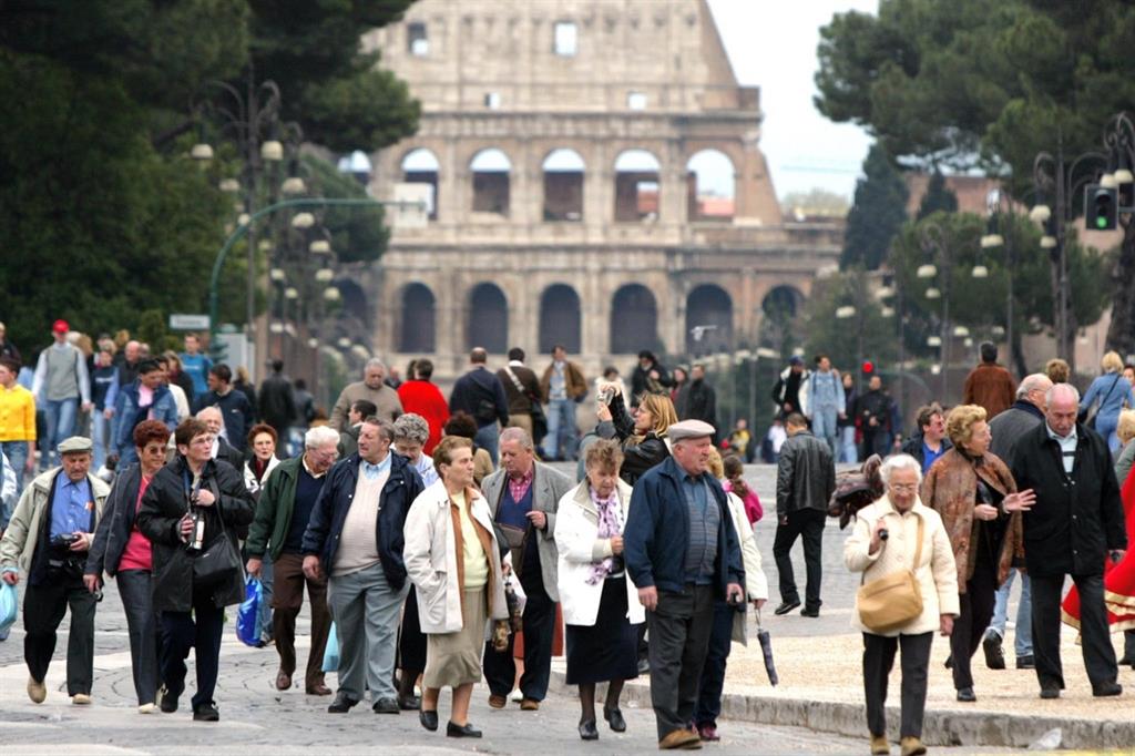Anziani a Roma (Ansa)