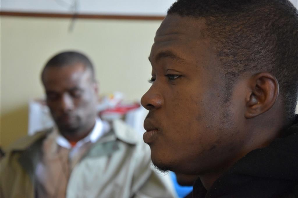 Albert, 19 anni, camerunense, e sullo sfondo Martins, 37 anni, nigeriano