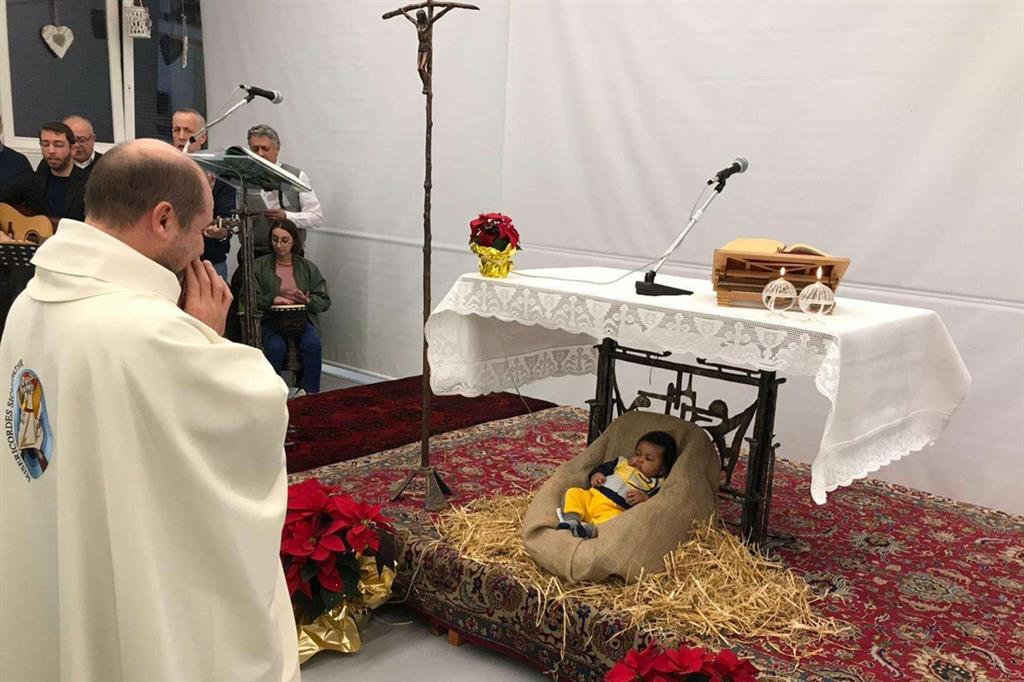 Nella mangiatoia sull'altare il figlio di una coppia di profughi accolta in un centro Caritas