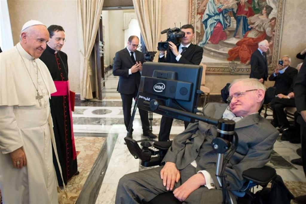 2016 Stephen Hawking in udienza da Papa Francesco (Ansa)