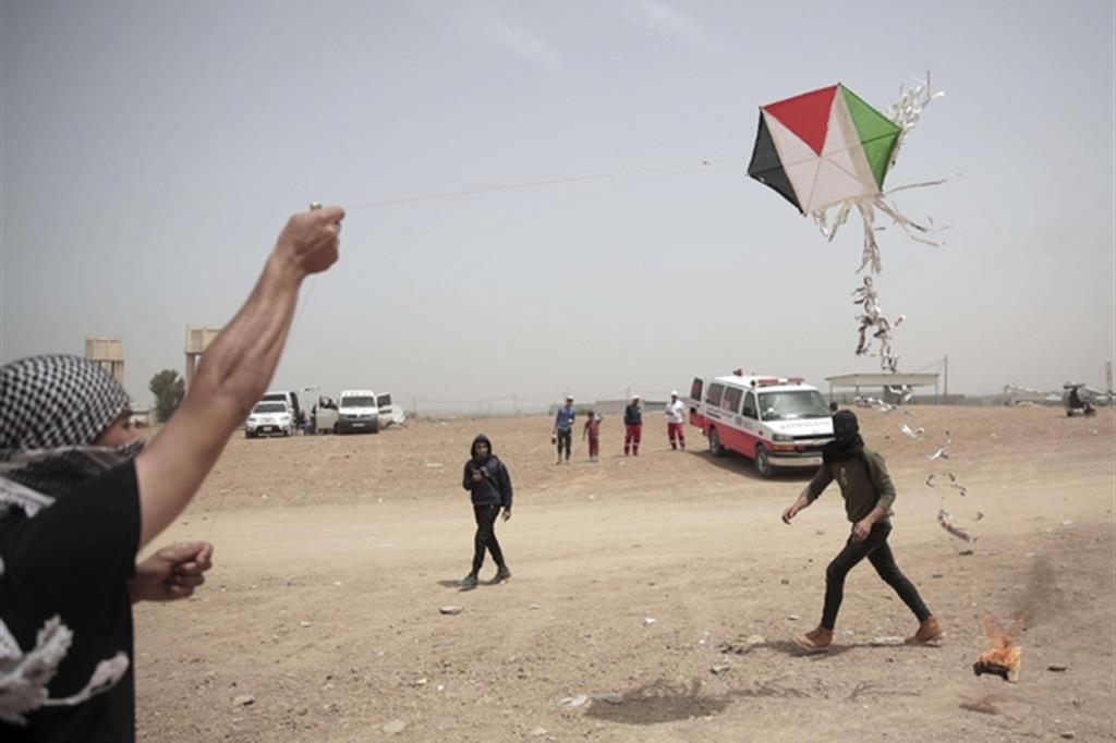 Da giorni i palestinesi di Gaza hanno ripreso a lanciare aquiloni incendiari in territorio israeliano (Ansa)
