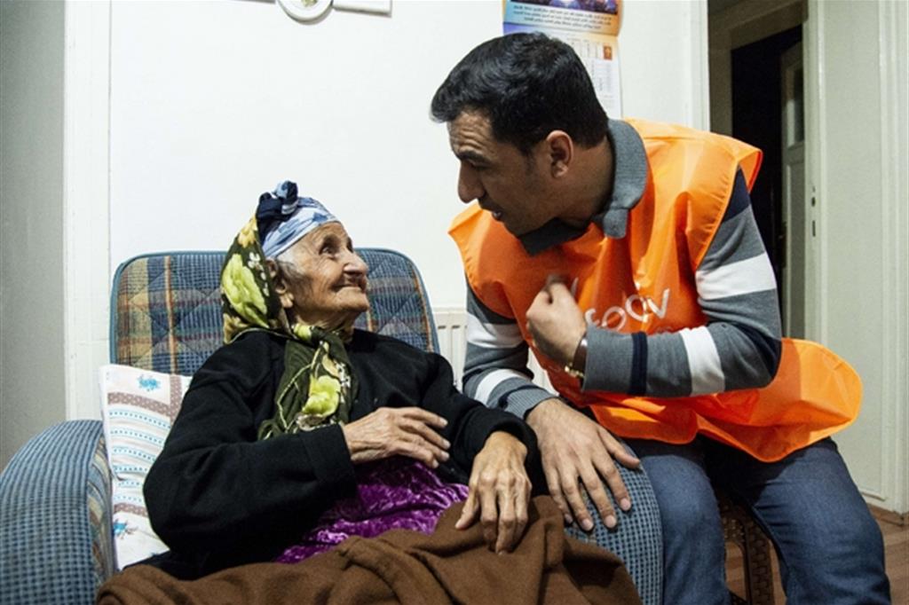 Un volontario Focsiv visita una anziana profuga irachena in Cappadocia (Foto Cristian Gennari)