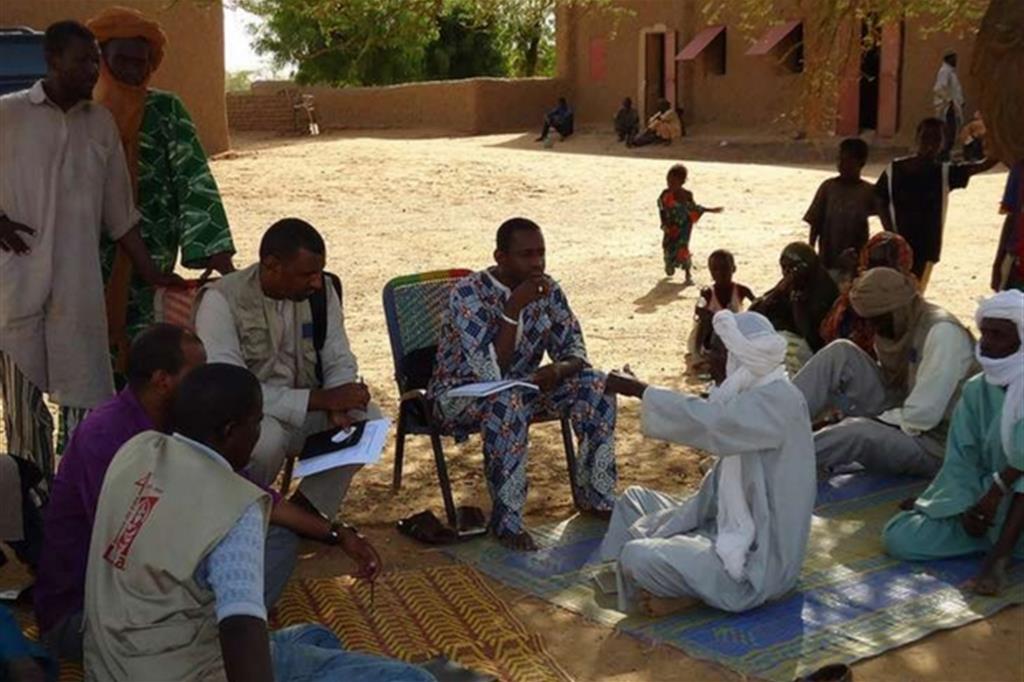 Ousmane (sulla sedia al centro) con la sua gente a Gao