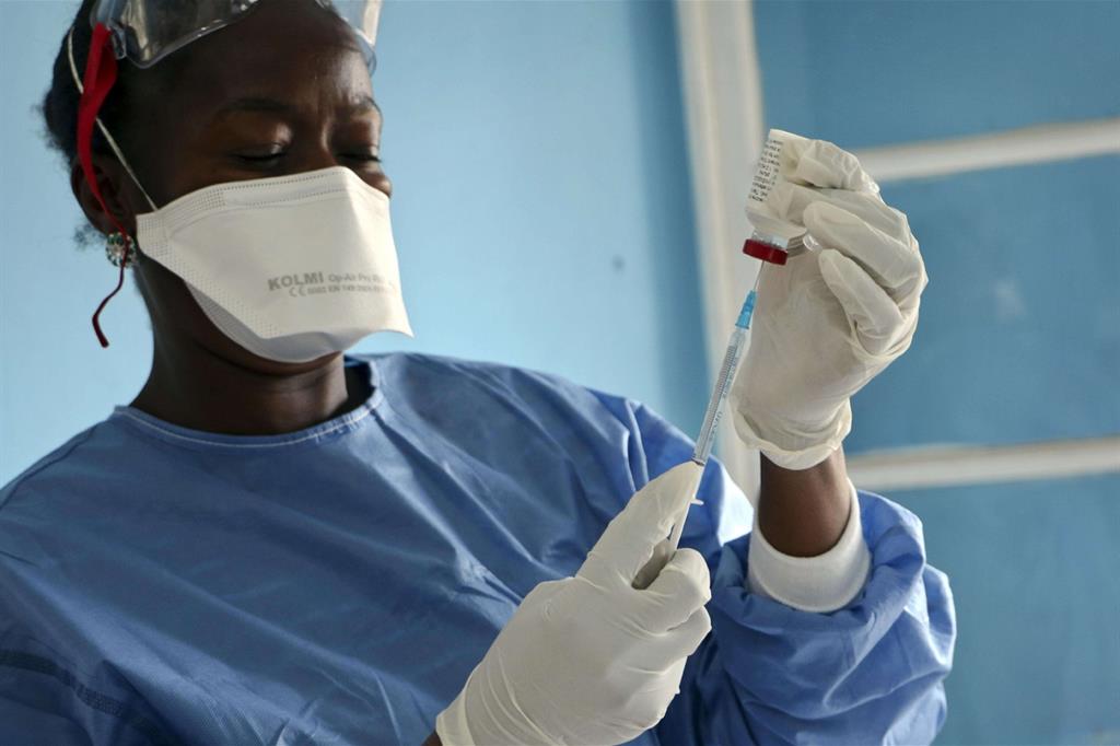Un operatore sanitario effettua una vaccinazione sperimentale contro ebola a Mbandaka (Ansa)