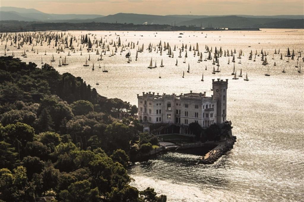 Migliaia di barche della Barcolana nel Golfo di Trieste dominato dal castello di Miramare (Archivio Barcolana)