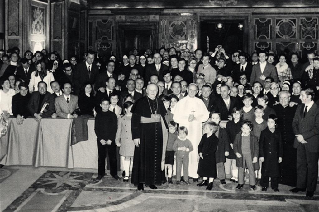 Paolo VI riceve in udienza le famiglie del personale di Avvenire il 27 novembre 1971 (Archivio fotografico Istituto Paolo VI di Brescia)