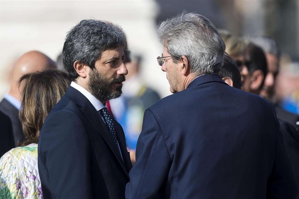 Roberto Fico a colloquio con il premier uscente Paolo Gentiloni alle celebrazioni del 25 aprile