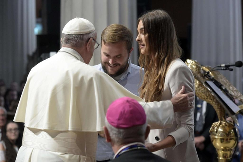 Papa Francesco a Dublino incontra le giovani coppie (Ansa)