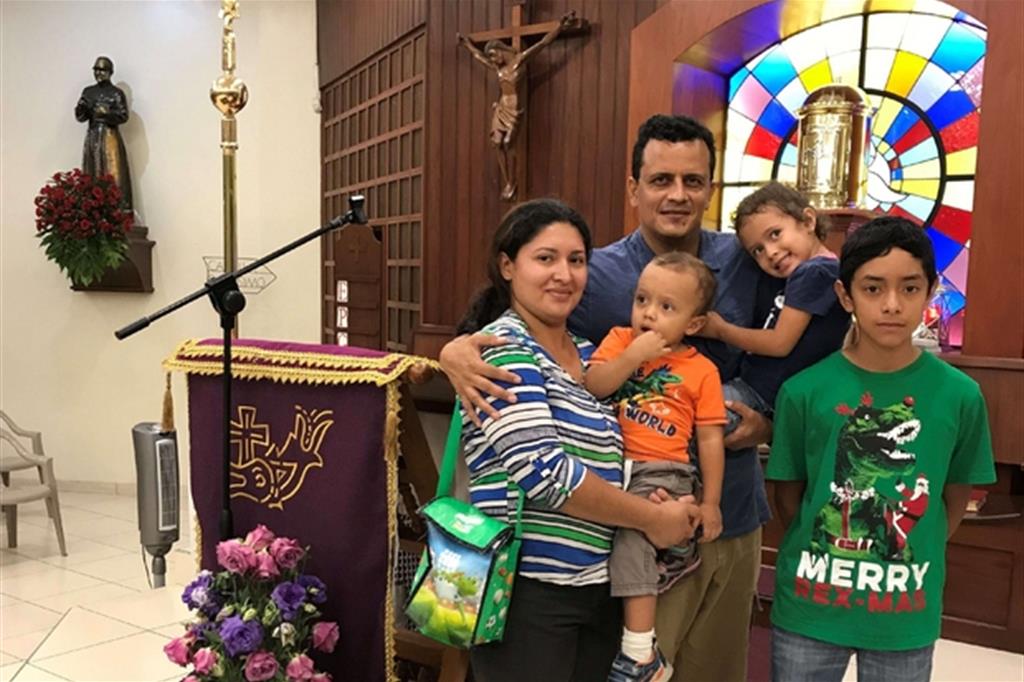 El Salvador. Cecilia, la signora guarita miracolosamente, il marito Alejandro e i loro tre figli