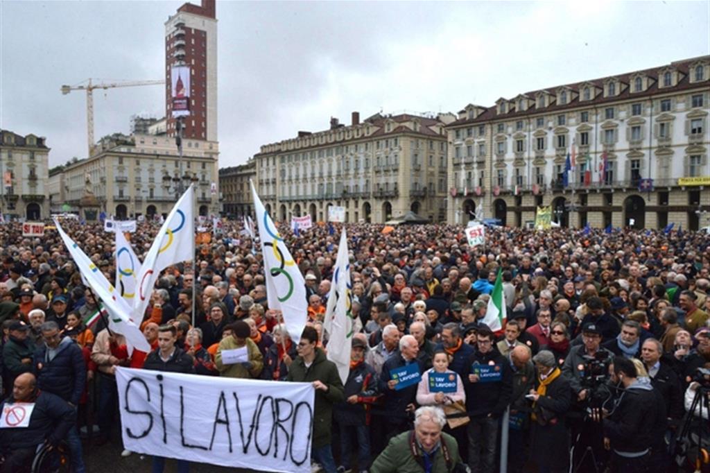 Piazza Castello, a Torino, gremita di manifestanti per dire di sì alla Tav
