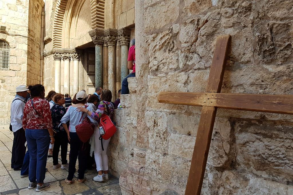 L'ingresso della Basilica del Santo Sepolcro a Gerusalemme (foto Gambassi)