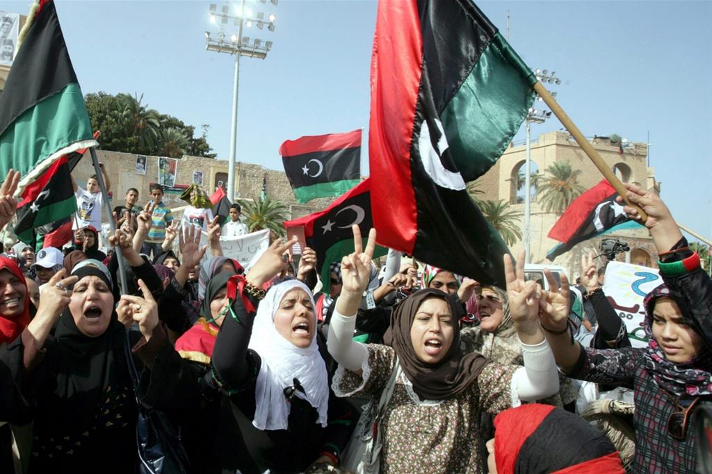 21 ottobre 2011: i libici in festa per le strade di Tripoli dopo la morte di Gheddafi (Ansa)