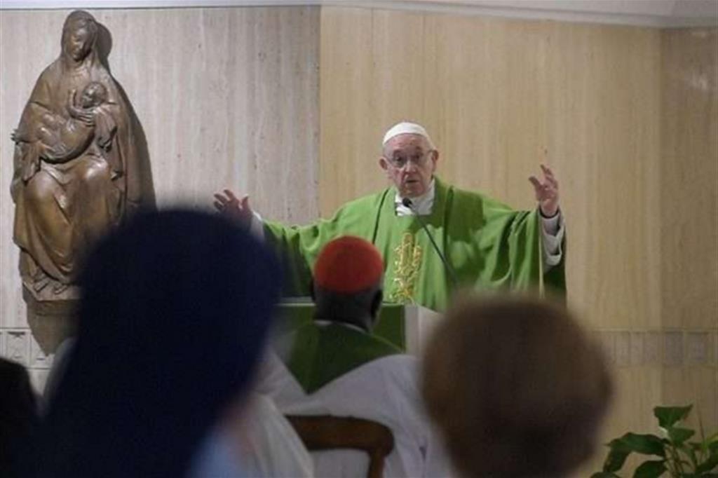 Papa: la testimonianza del cristiano, essere sale e luce per gli altri