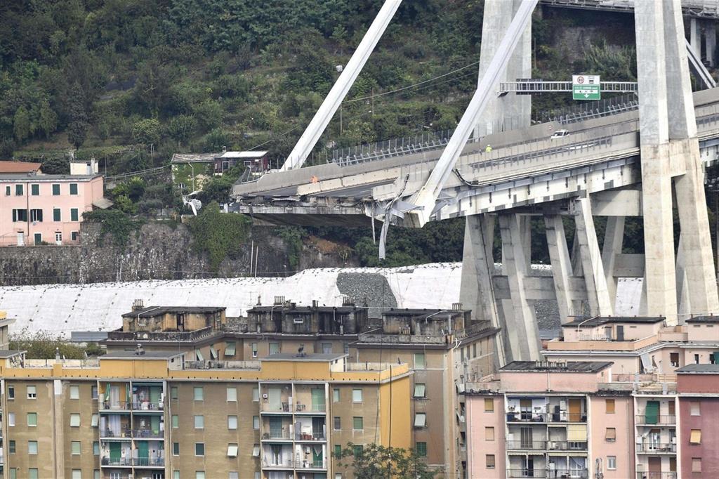 È crollato il ponte Morandi. Morti e feriti. Soccorsi in azione / I VIDEO