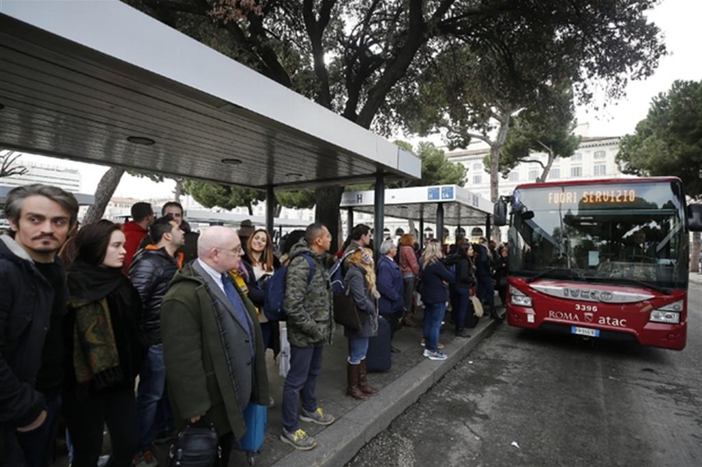 Folla alla fermata dei bus a Roma