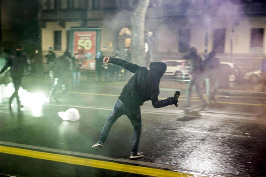 Un'immagine degli scontri a Torino (Fotogramma)