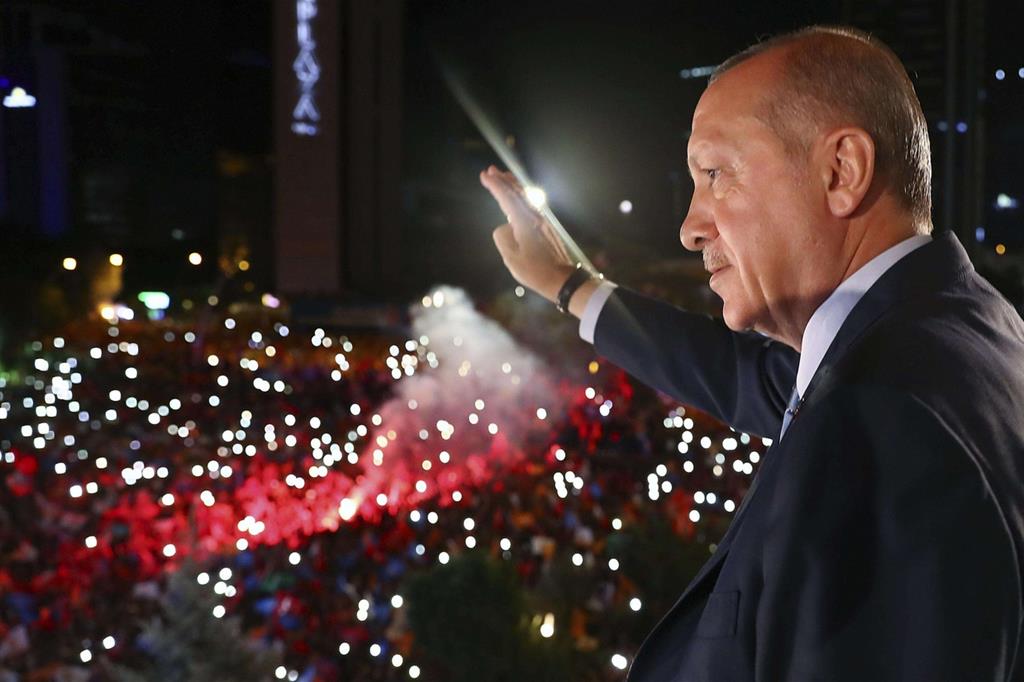Erdogan saluta la folla dopo la conferma della vittoria elettorale sua e del suo partito (Ansa)