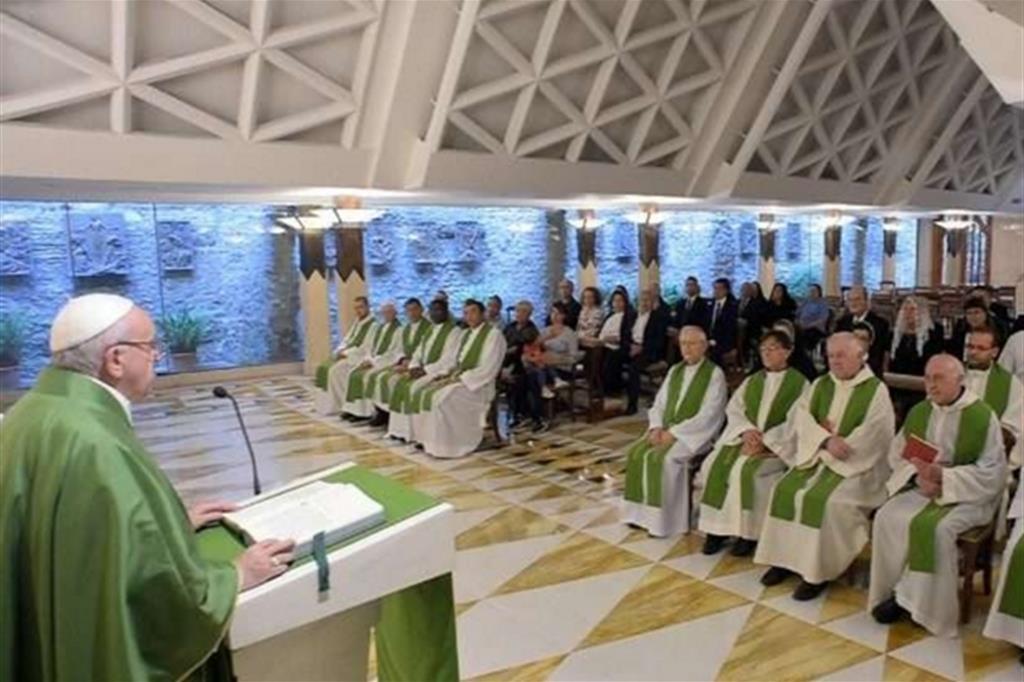 Papa Francesco: non tornare agli schemi del mondo, tolgono libertà