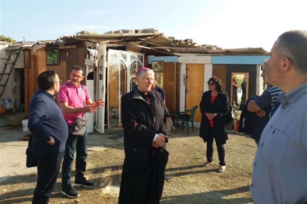 Il vescovo Piazza visita le famiglie dei braccianti bulgari