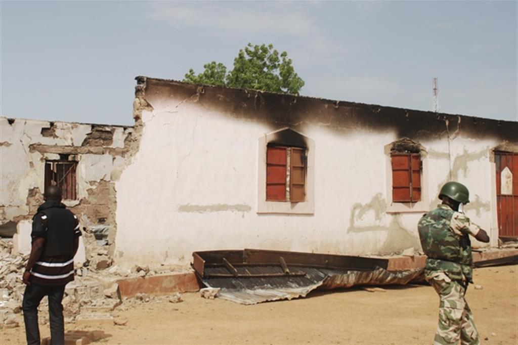 Una scuola distrutta da un attentato nel sud della Nigeria (archivio)