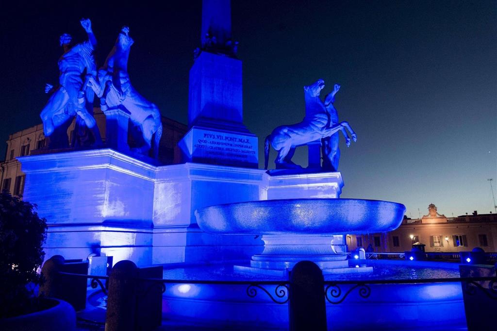 La fontana dei Dioscuri, in piazza del Quirinale, illuminata di blu per la Giornata sull'autismo (Ansa)