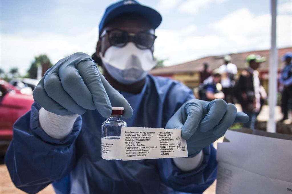 Un operatore dell’Organizzazione mondiale della sanità in Congo mostra un vaccino per ebola