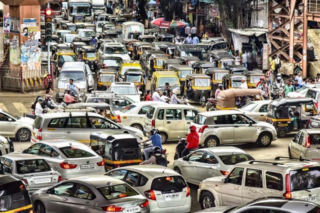 Traffico a New Delhi. L'India, con Brasile, Cina, Russia e Brasile, rappresentano il 38% del mercato auto mondiale