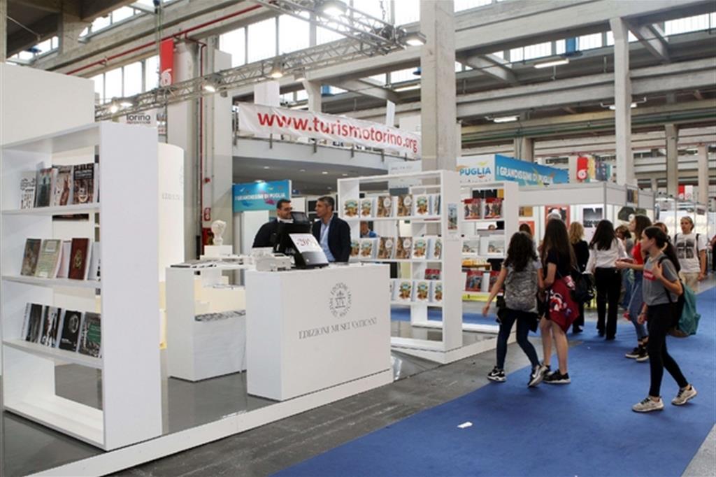 Lo stand della Libreria Editrice Vaticana, realizzato in collaborazione con i Musei Vaticani, al Salone internazionale del Libro di Torino