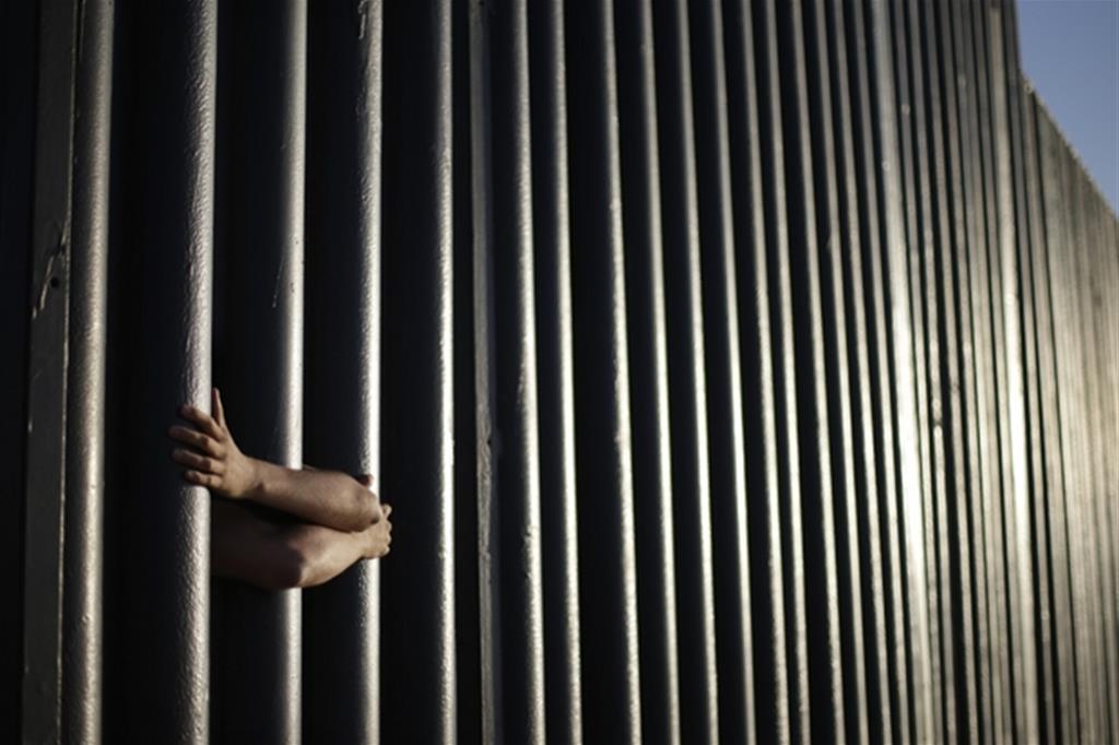 Non c'è solo il muro: in Usa e nell'Ue sono cresciute le barriere legali anti-migranti