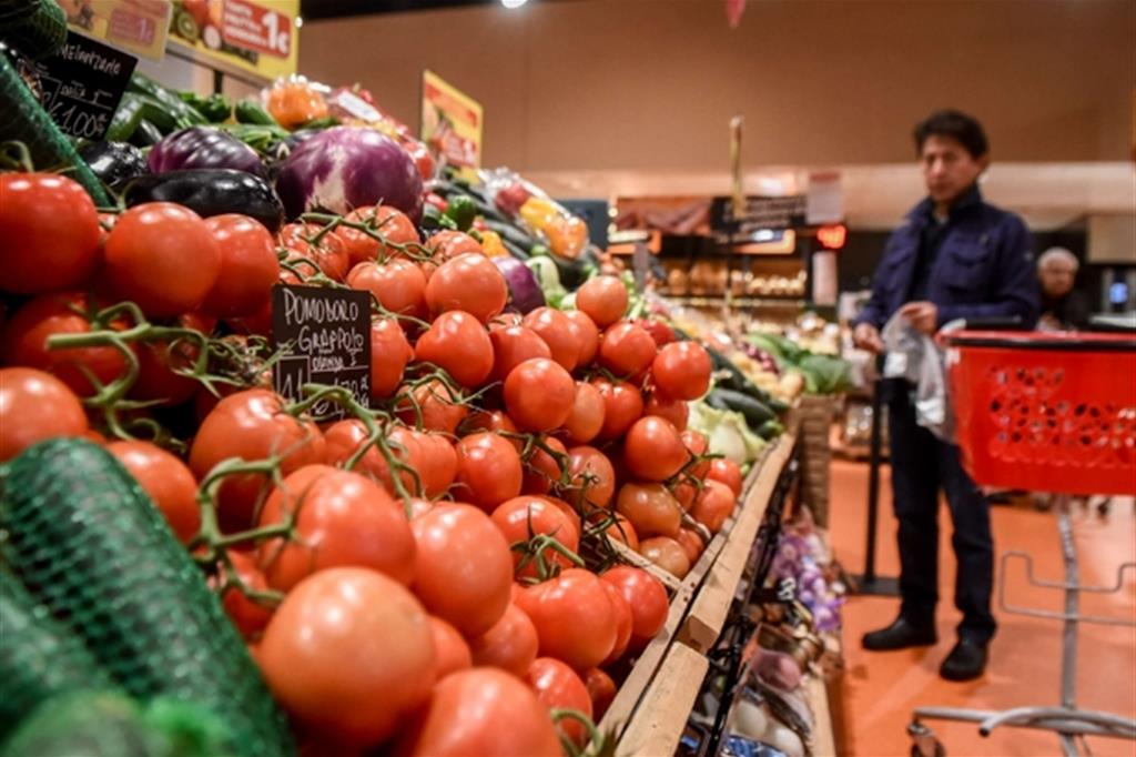 Le aste al ribasso dei supermercati che affamano lavoratori e aziende