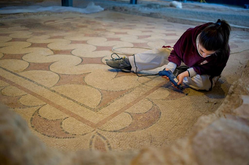 Gli ultimi ritocchi dei restauratori alla pavimentazione nella “Villa dei mosaici” di Spello: sabato 24 marzo l’inaugurazione (Alessio Vissani)