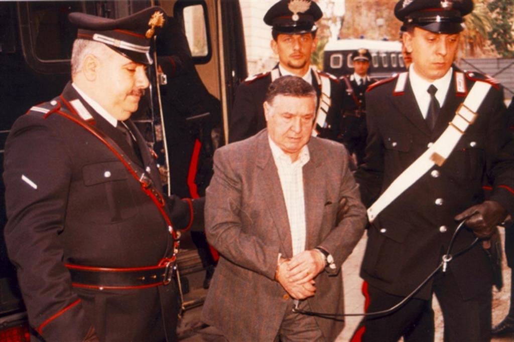 I carabinieri arrestano Salvatore (Totò) Riina il 15 gennaio 1993 (Ansa)