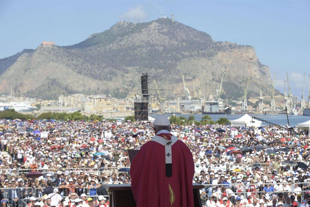 Il Papa celebra la Messa a Palermo (VaticanMedia/Ansa)