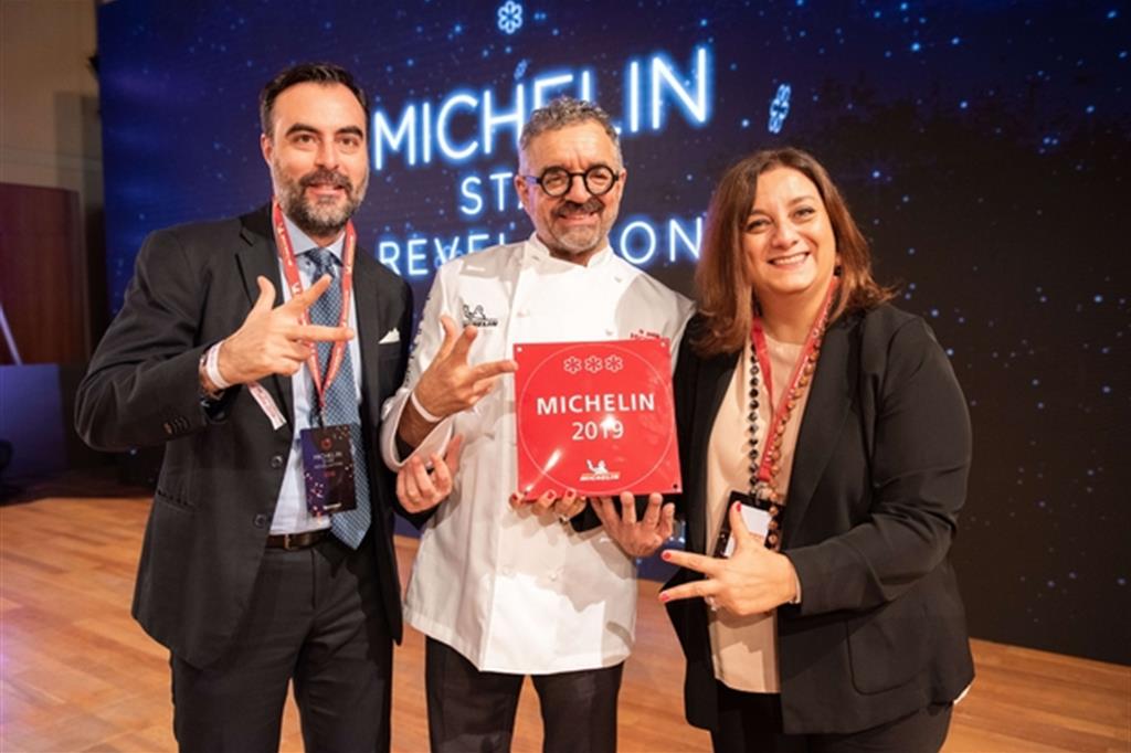 Mauro Uliassi (al centro) festeggia la terza stella Michelin