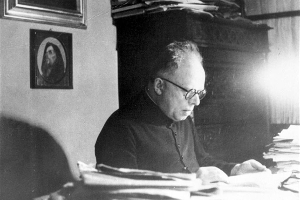 Don Primo Mazzolari (1890-1995) mentre legge nello studio della sua canonica a Bozzolo, nel Mantovano