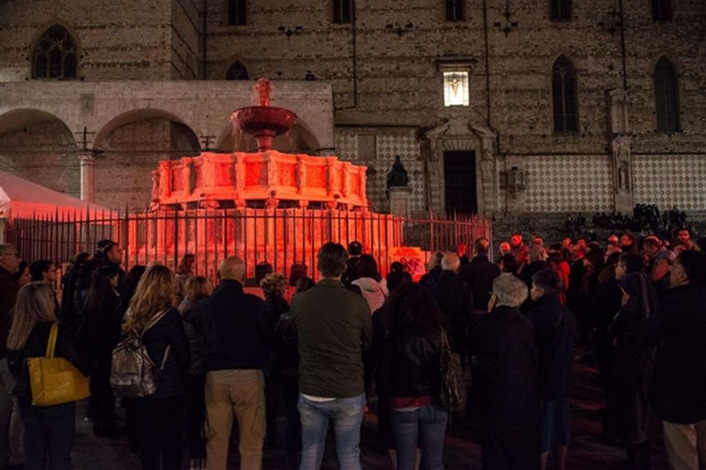 La Fontana Maggiore si illumina di rosso per i cristiani perseguitati