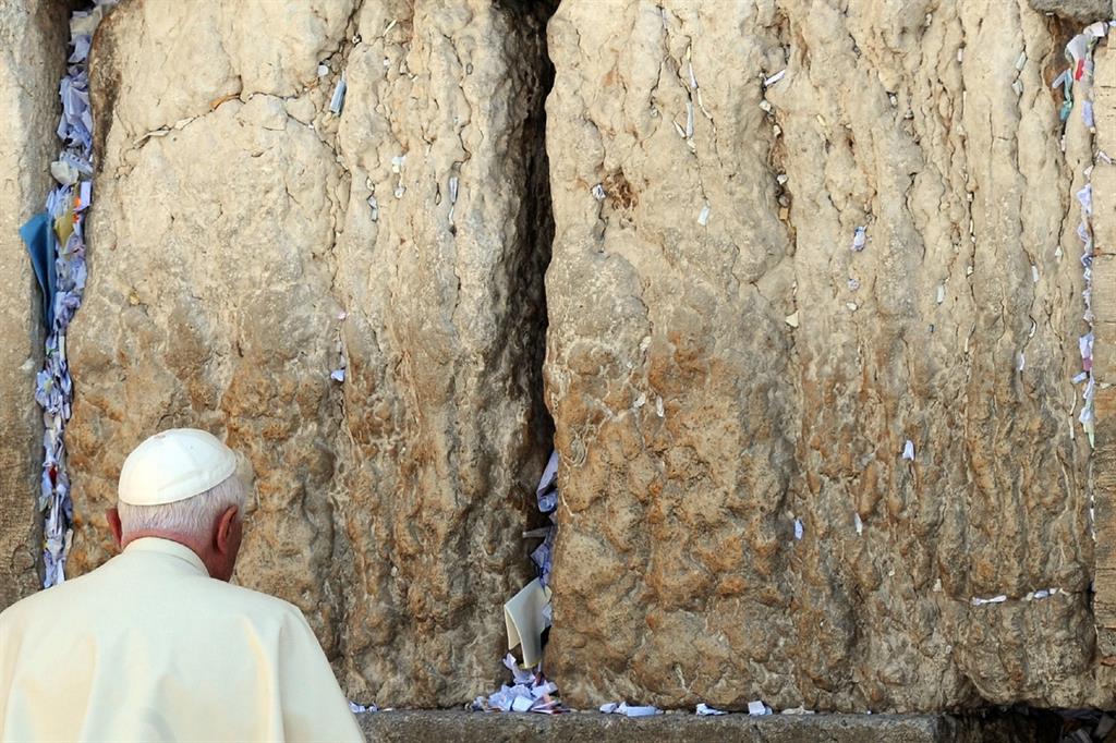 Gerusalemme: papa Benedetto in preghiera davanti al Muro del Pianto. È il 12 maggio 2009